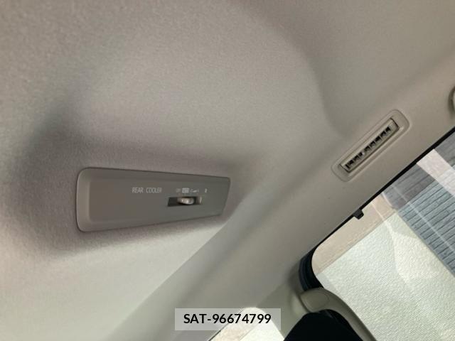 Toyota VOXY 2014-10 7226876-17