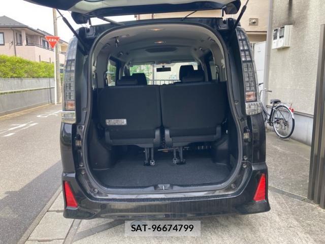 Toyota VOXY 2014-10 7226876-21