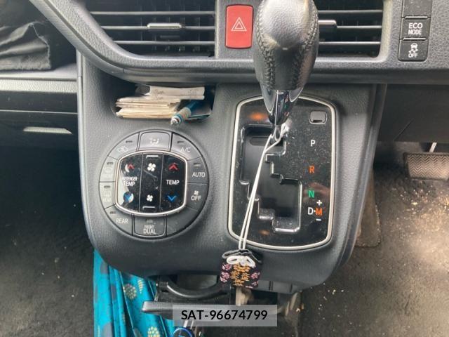 Toyota VOXY 2014-10 7226876-22