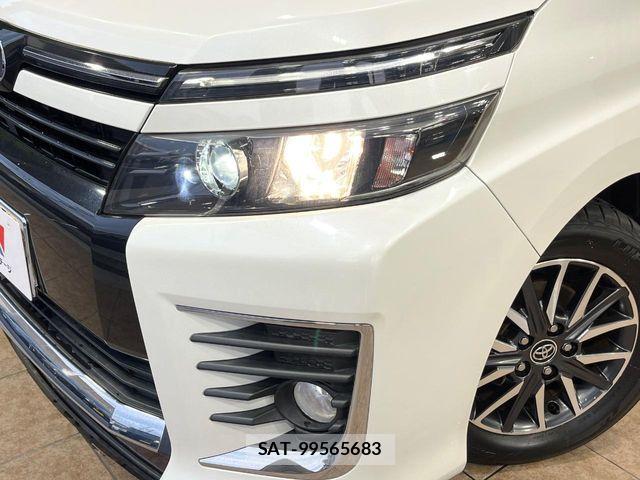 Toyota VOXY 2014-11 7226879-12