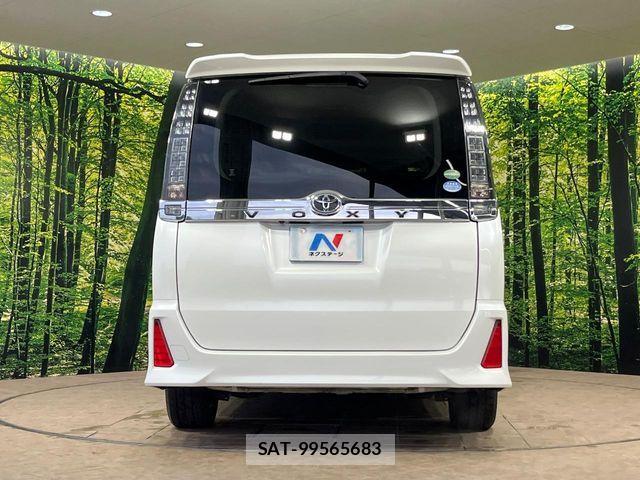 Toyota VOXY 2014-11 7226879-15