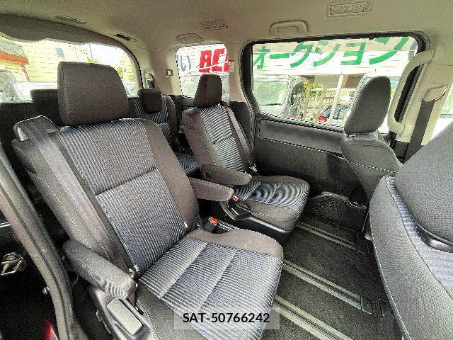 Toyota VOXY 2016-03 7226892-9