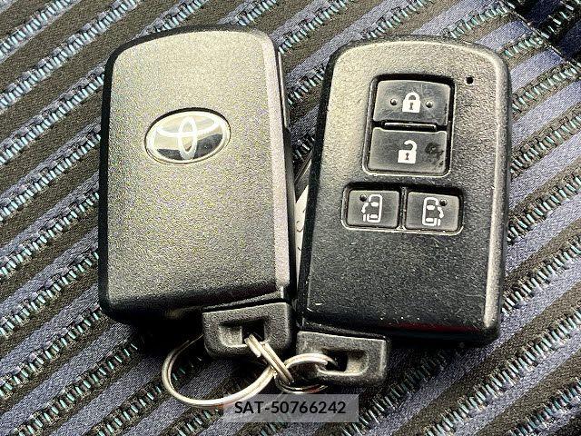 Toyota VOXY 2016-03 7226892-25