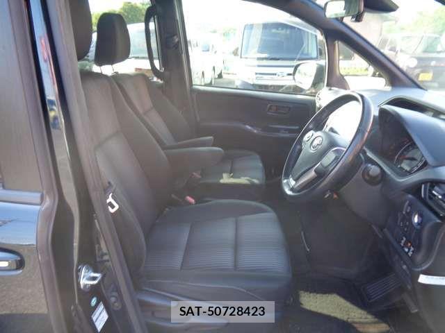 Toyota VOXY 2017-11 7226916-11