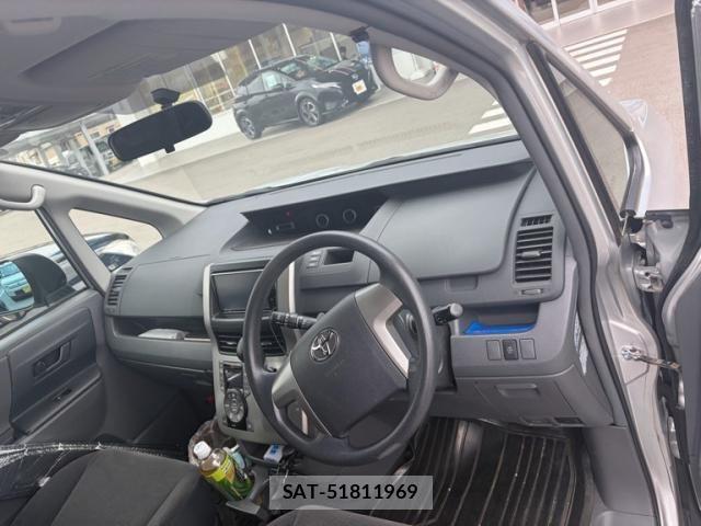 Toyota VOXY 2009-10 7226851-4