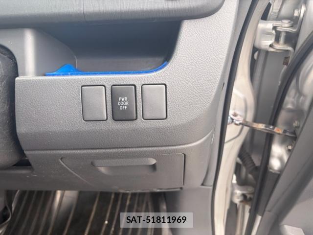 Toyota VOXY 2009-10 7226851-7