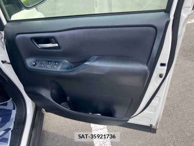 Toyota VOXY 2017-02 7226902-11