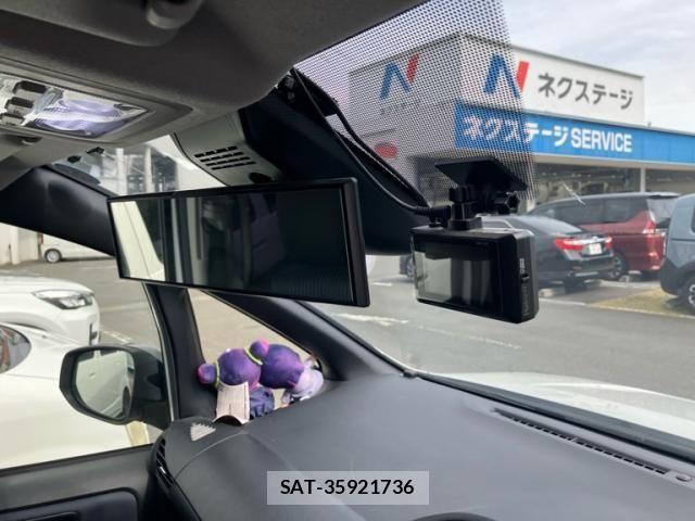 Toyota VOXY 2017-02 7226902-14