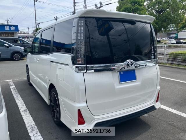 Toyota VOXY 2017-02 7226902-1
