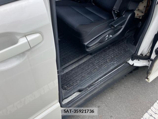 Toyota VOXY 2017-02 7226902-29