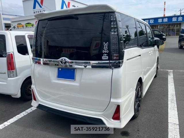 Toyota VOXY 2017-02 7226902-3