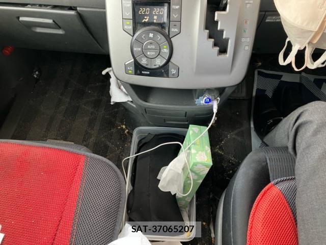 Toyota VOXY 2008-02 7226839-18
