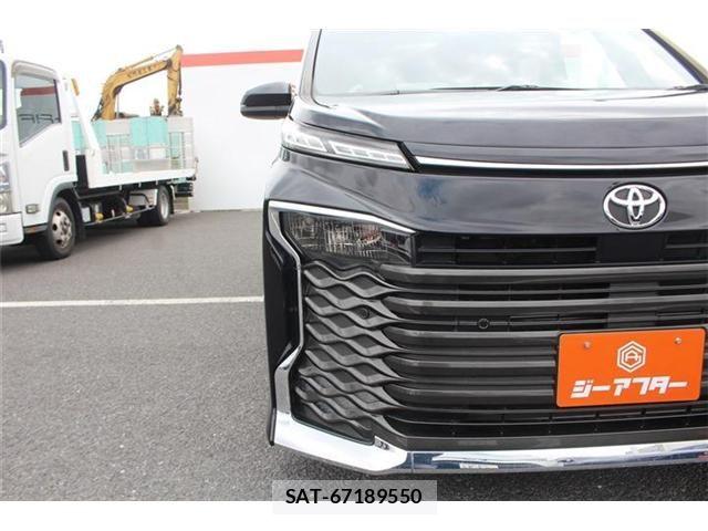 Toyota VOXY 2022-09 7226969-12