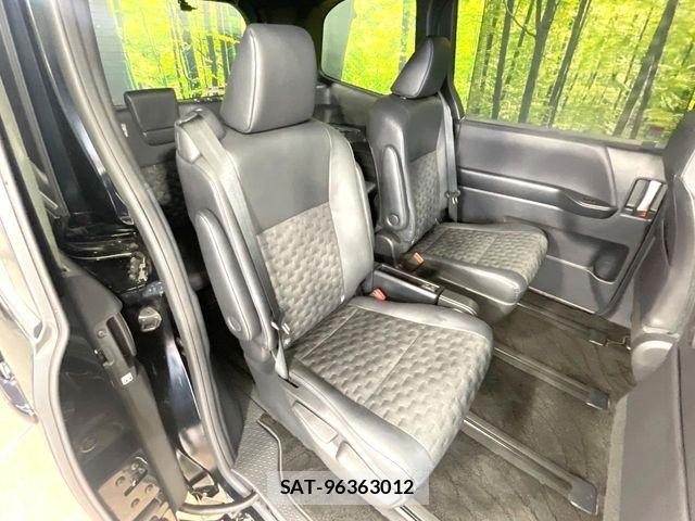 Toyota VOXY 2023-11 7226989-8
