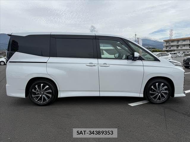 Toyota VOXY 2026-04 7226995-10