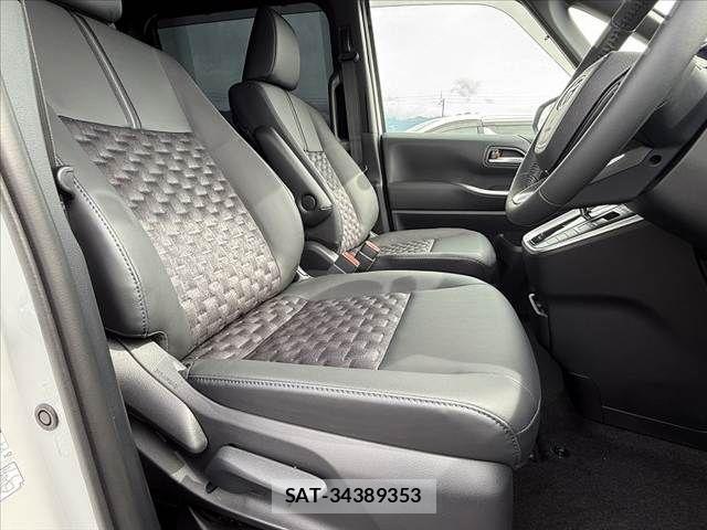 Toyota VOXY 2026-04 7226995-15