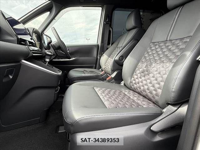 Toyota VOXY 2026-04 7226995-16