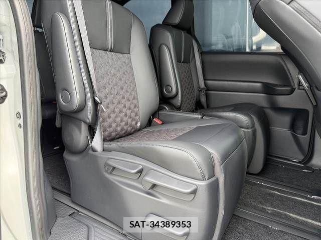 Toyota VOXY 2026-04 7226995-17