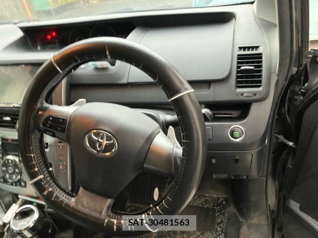 Toyota VOXY 2013-07 7226869-16