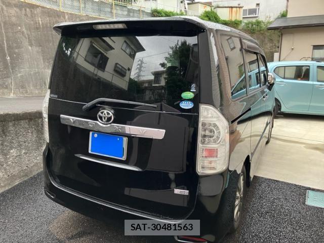 Toyota VOXY 2013-07 7226869-1
