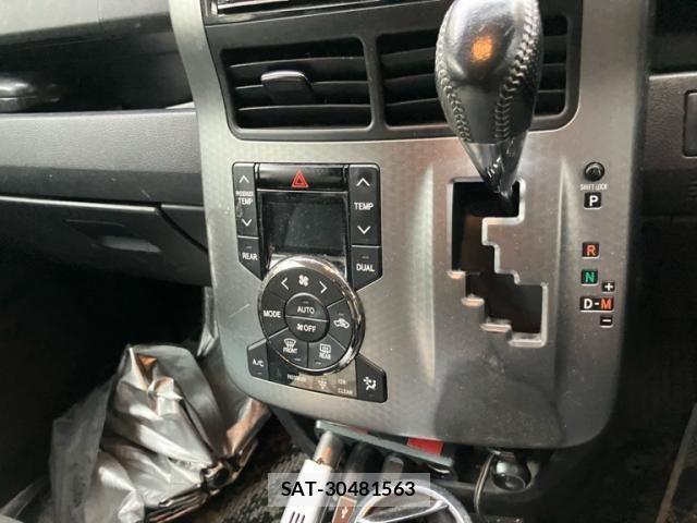Toyota VOXY 2013-07 7226869-20