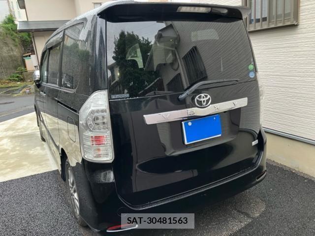 Toyota VOXY 2013-07 7226869-2