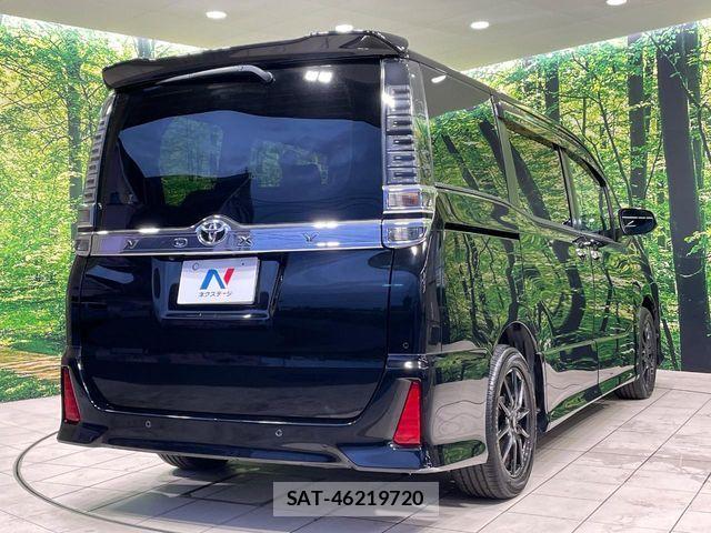 Toyota VOXY 2021-03 7226954-17