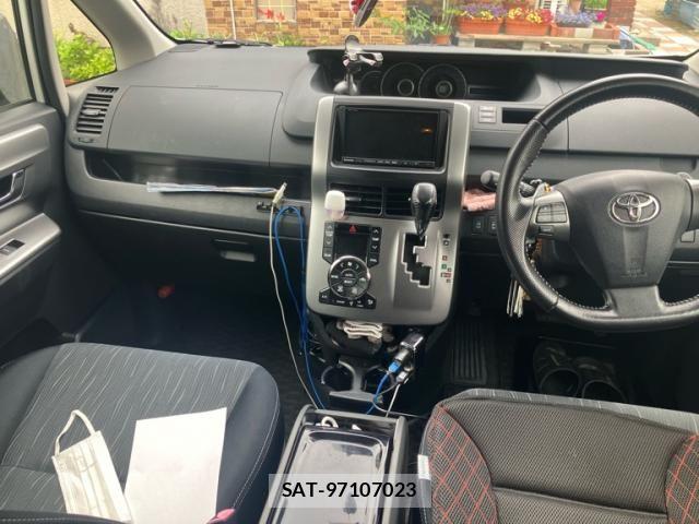 Toyota VOXY 2012-04 7226866-15