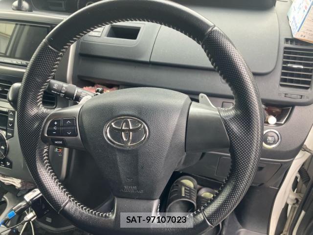 Toyota VOXY 2012-04 7226866-16