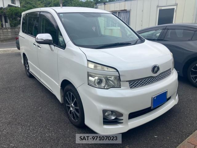 Toyota VOXY 2012-04 7226866-1