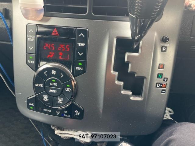 Toyota VOXY 2012-04 7226866-23