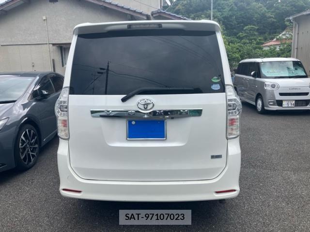 Toyota VOXY 2012-04 7226866-4