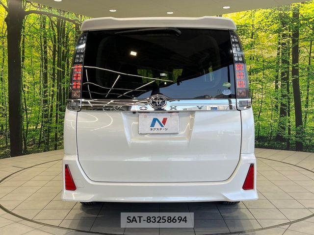 Toyota VOXY 2017-03 7226901-15