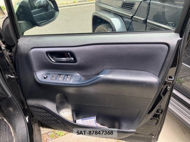 Toyota VOXY 2016-09 7226897-13