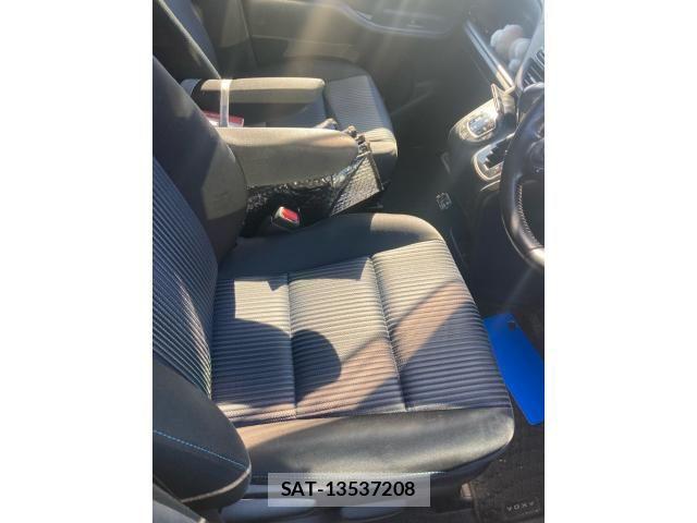 Toyota VOXY 2014-02 7226875-17