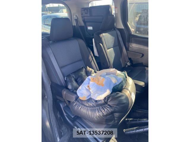 Toyota VOXY 2014-02 7226875-18