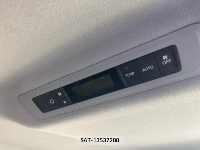 Toyota VOXY 2014-02 7226875-20