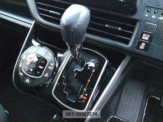 Toyota VOXY 2020-06 7226943-17
