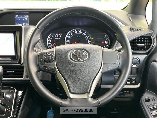 Toyota VOXY 2017-02 7226898-11