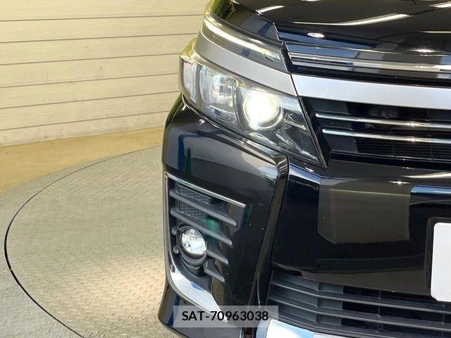 Toyota VOXY 2017-02 7226898-12