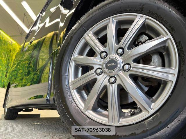 Toyota VOXY 2017-02 7226898-13