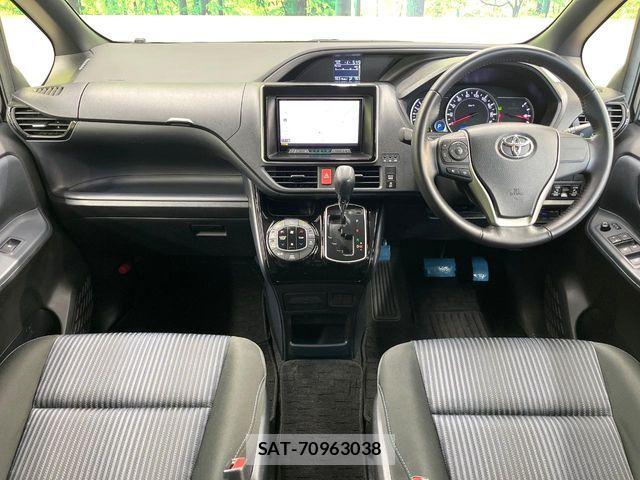 Toyota VOXY 2017-02 7226898-1