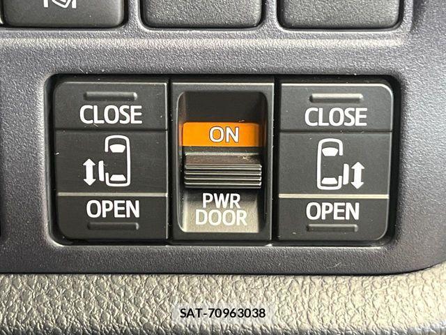 Toyota VOXY 2017-02 7226898-5