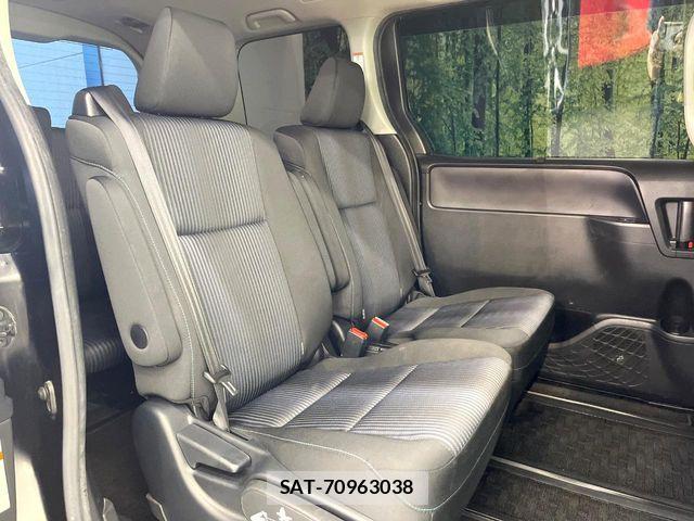 Toyota VOXY 2017-02 7226898-8