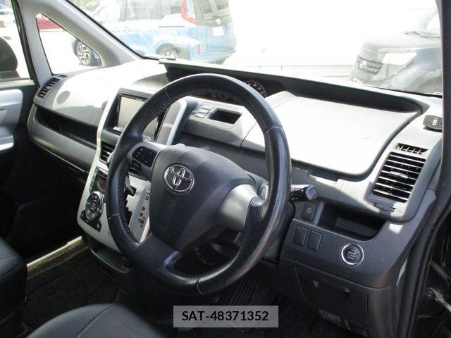 Toyota VOXY 2011-06 7226859-11