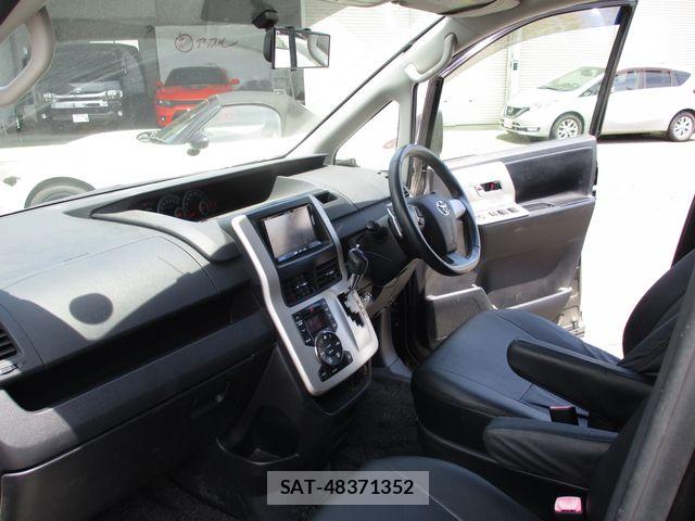 Toyota VOXY 2011-06 7226859-12