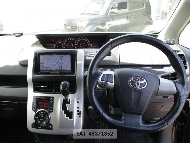 Toyota VOXY 2011-06 7226859-1