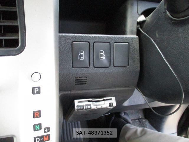 Toyota VOXY 2011-06 7226859-19