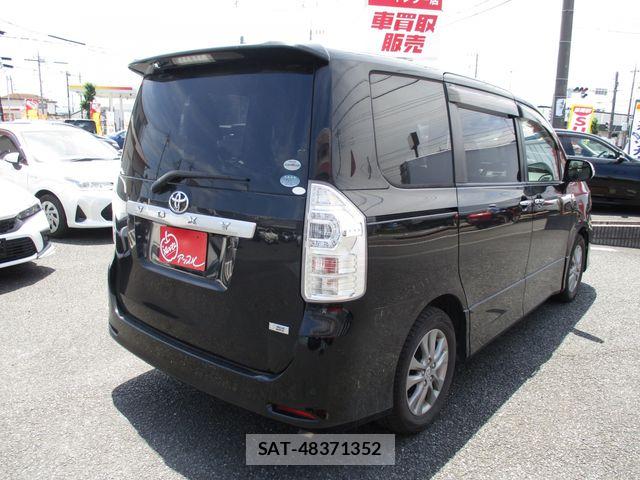 Toyota VOXY 2011-06 7226859-2