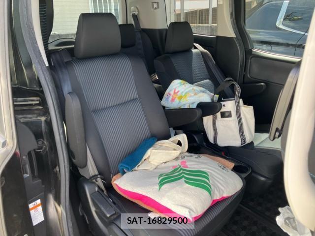 Toyota VOXY 2016-02 7226890-10